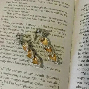 Vintage  1950s goldtone sparkly drop clip on earrings